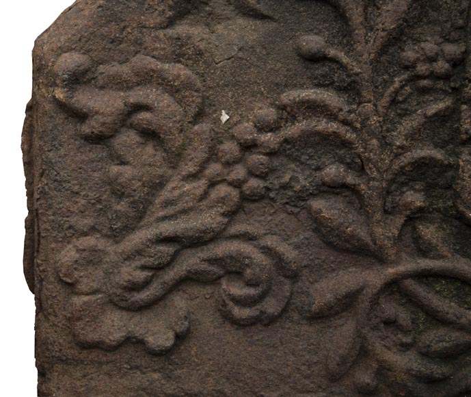 Plaque de cheminée du XVIIe aux armes d'alliance de René du Matz et de Gilonne de la Marzelière Plaque de cheminée du XVIIe aux armes d'alliance de René du Matz et de Gilonne de la Marzelière-4