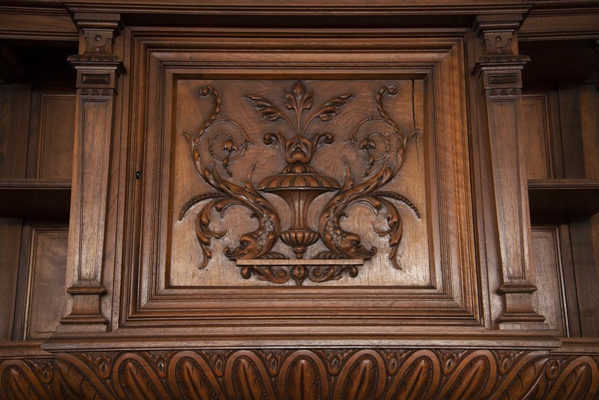 Buffet de style Néo-Renaissance en noyer sculpté à décor de portraits dans des médaillons Buffet de style Néo-Renaissance en noyer sculpté à décor de portraits dans des médaillons-2