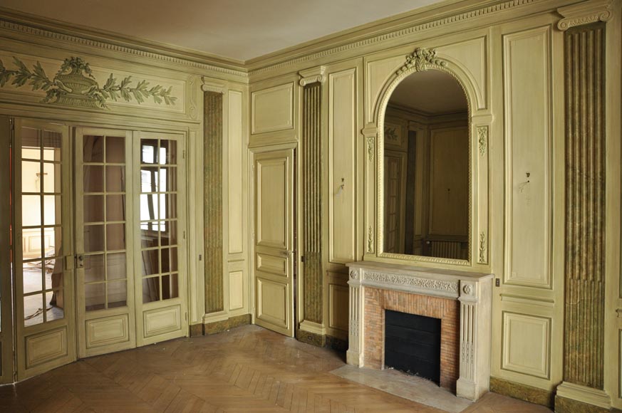 Belle pièce de boiserie de style Louis XVI avec sa cheminée en pierre et une huile sur toile représentant une marine Belle pièce de boiserie de style Louis XVI avec sa cheminée en pierre et une huile sur toile représentant une marine-0