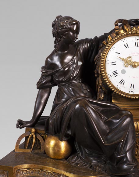 Maison Denière - Pendule en bronze patiné et doré symbolisant Uranie Maison Denière - Pendule en bronze patiné et doré symbolisant Uranie-3