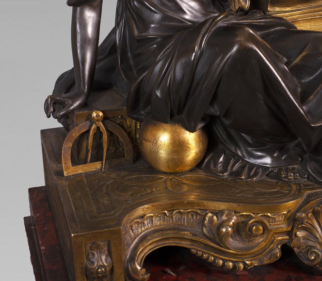 Maison Denière - Pendule en bronze patiné et doré symbolisant Uranie Maison Denière - Pendule en bronze patiné et doré symbolisant Uranie-5