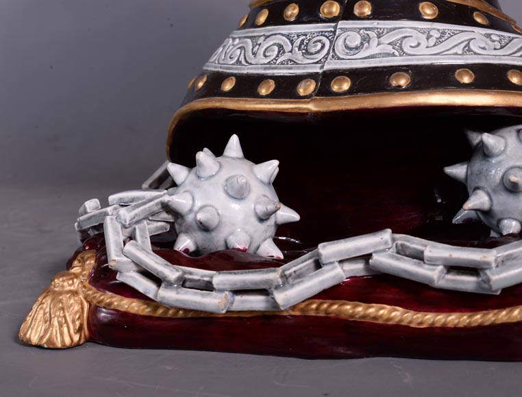 Pendule en forme de heaume en céramique émaillée, fin du XIXe siècle Pendule en forme de heaume en céramique émaillée, fin du XIXe siècle-8