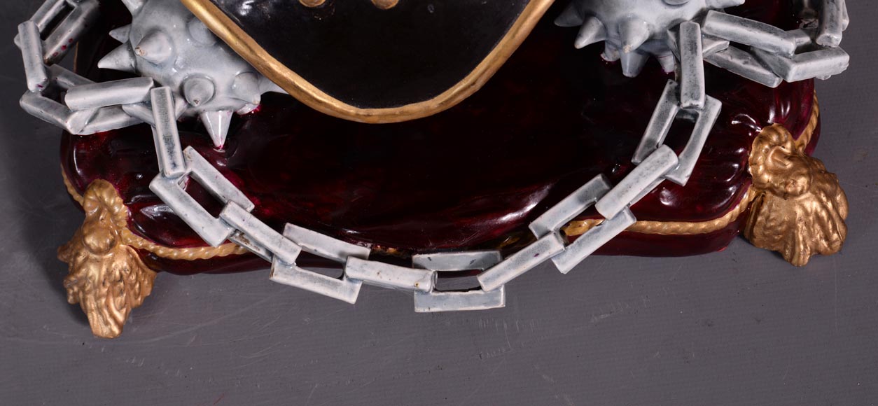 Pendule en forme de heaume en céramique émaillée, fin du XIXe siècle Pendule en forme de heaume en céramique émaillée, fin du XIXe siècle-9