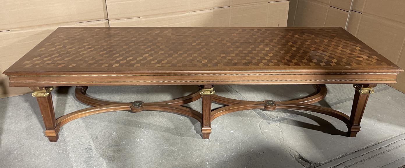 Grande table de style Louis XVI en décor de bronze et placage Grande table de style Louis XVI en décor de bronze et placage-1