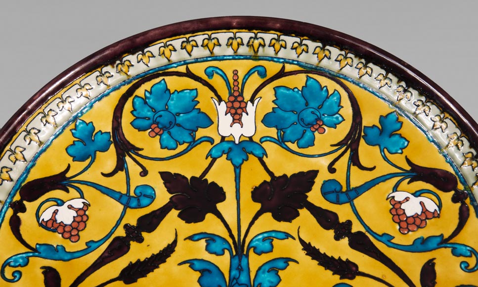 Théodore DECK (1823-1891) - Plat rond en céramique à décor oriental d'un vase fleuri et rinceaux feuillagés sur fond jaune Théodore DECK (1823-1891) - Plat rond en céramique à décor oriental d'un vase fleuri et rinceaux feuillagés sur fond jaune-1