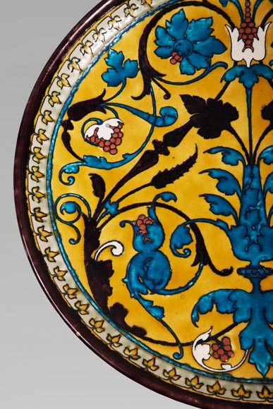 Théodore DECK (1823-1891) - Plat rond en céramique à décor oriental d'un vase fleuri et rinceaux feuillagés sur fond jaune Théodore DECK (1823-1891) - Plat rond en céramique à décor oriental d'un vase fleuri et rinceaux feuillagés sur fond jaune-2