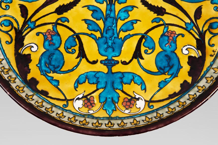 Théodore DECK (1823-1891) - Plat rond en céramique à décor oriental d'un vase fleuri et rinceaux feuillagés sur fond jaune Théodore DECK (1823-1891) - Plat rond en céramique à décor oriental d'un vase fleuri et rinceaux feuillagés sur fond jaune-3