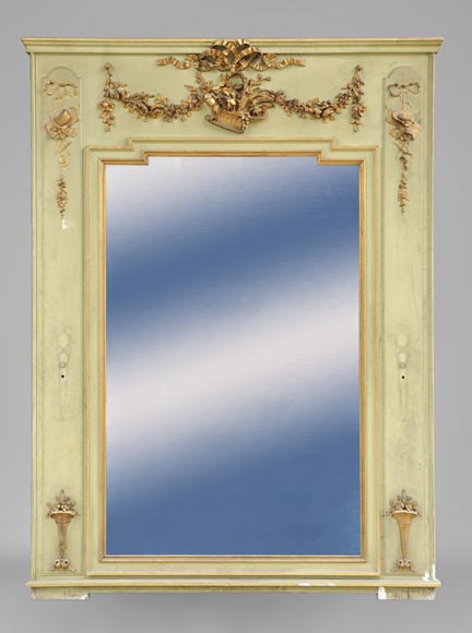 Beau trumeau ancien de style Louis XVI à décor de panier et fleurs en stuc doré et laqué vert Beau trumeau ancien de style Louis XVI à décor de panier et fleurs en stuc doré et laqué vert-0