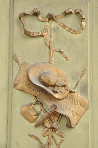 Beau trumeau ancien de style Louis XVI à décor de panier et fleurs en stuc doré et laqué vert Beau trumeau ancien de style Louis XVI à décor de panier et fleurs en stuc doré et laqué vert-5