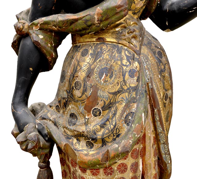 Nubienne porte-torchère en bois polychrome sculpté et doré Nubienne porte-torchère en bois polychrome sculpté et doré-2