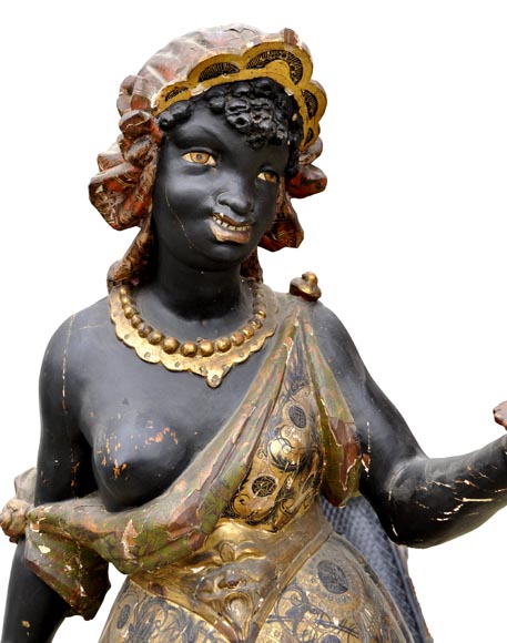 Nubienne porte-torchère en bois polychrome sculpté et doré Nubienne porte-torchère en bois polychrome sculpté et doré-4