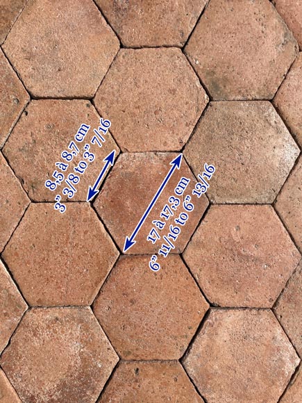 Important lot d'environ 24,5 m² de dalles hexagonales anciennes en terre cuite, XIXe siècle Important lot d'environ 24,5 m² de dalles hexagonales anciennes en terre cuite, XIXe siècle-5
