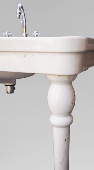 Lavabo en faïence à deux pieds Lavabo en faïence à deux pieds-3