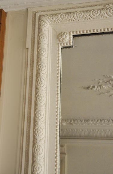 Petit trumeau peint en blanc aux rosaces Petit trumeau peint en blanc aux rosaces-2