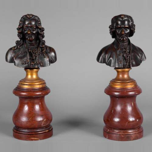 Paire de bustes Voltaire et Rousseau en bronze patiné et marbre