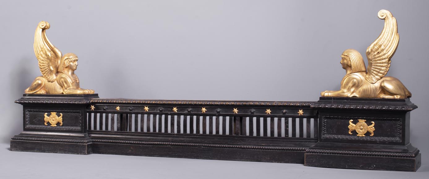 Barre de chenets aux sphinx ailés en bronze à deux patines Barre de chenets aux sphinx ailés en bronze à deux patines-2