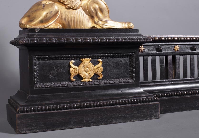 Barre de chenets aux sphinx ailés en bronze à deux patines Barre de chenets aux sphinx ailés en bronze à deux patines-5