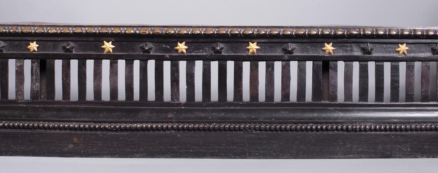 Barre de chenets aux sphinx ailés en bronze à deux patines Barre de chenets aux sphinx ailés en bronze à deux patines-6