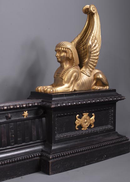 Barre de chenets aux sphinx ailés en bronze à deux patines Barre de chenets aux sphinx ailés en bronze à deux patines-7