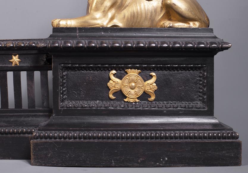 Barre de chenets aux sphinx ailés en bronze à deux patines Barre de chenets aux sphinx ailés en bronze à deux patines-9