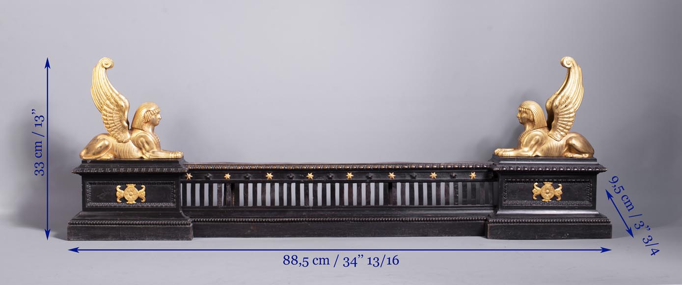 Barre de chenets aux sphinx ailés en bronze à deux patines Barre de chenets aux sphinx ailés en bronze à deux patines-11