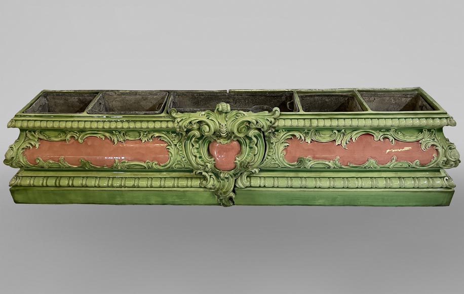Grande jardinière en faïence rose et verte au décor végétal Grande jardinière en faïence rose et verte au décor végétal-0