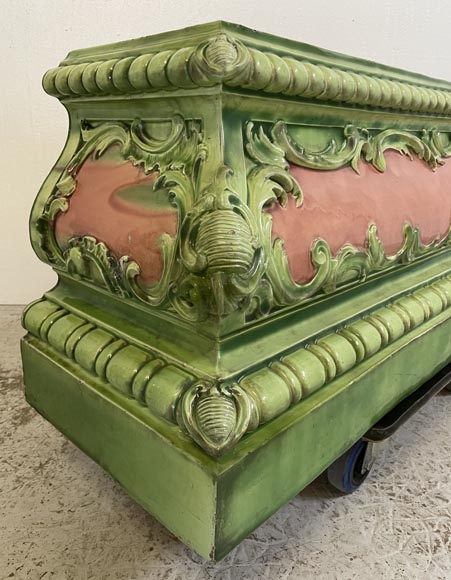 Grande jardinière en faïence rose et verte au décor végétal Grande jardinière en faïence rose et verte au décor végétal-1