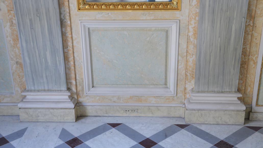 Belle pièce de boiserie de style Louis XVI à décor architecturé inspiré de l’antique, fin du XXe siècle  Belle pièce de boiserie de style Louis XVI à décor architecturé inspiré de l’antique, fin du XXe siècle -10