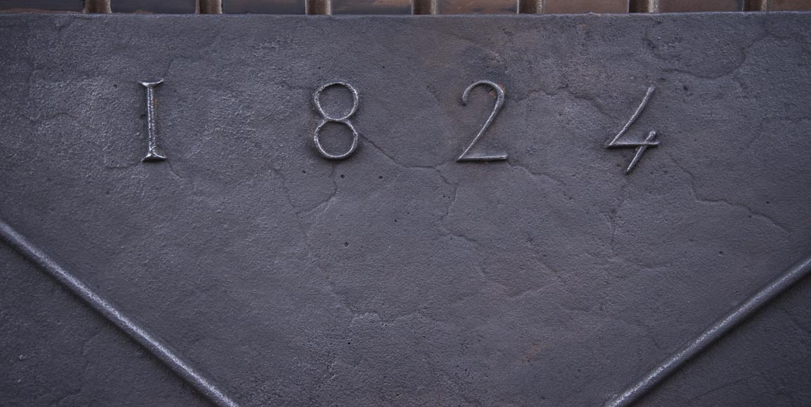 Plaque de cheminée ancienne à décor de Croix de Saint-André datée 1824 Plaque de cheminée ancienne à décor de Croix de Saint-André datée 1824-1