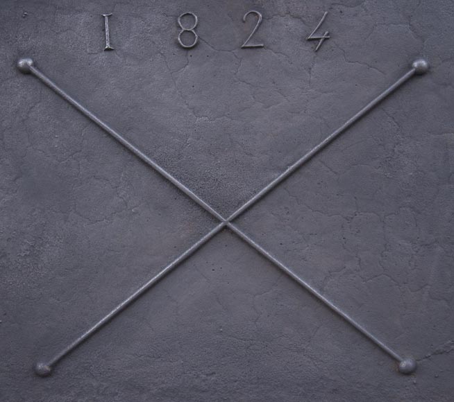 Plaque de cheminée ancienne à décor de Croix de Saint-André datée 1824 Plaque de cheminée ancienne à décor de Croix de Saint-André datée 1824-2