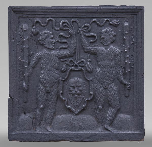 Plaque de cheminée ancienne aux deux sauvages armés de masses Plaque de cheminée ancienne aux deux sauvages armés de masses-0