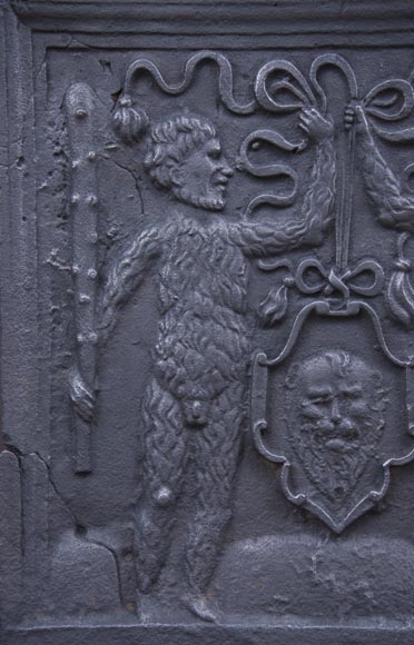 Plaque de cheminée ancienne aux deux sauvages armés de masses Plaque de cheminée ancienne aux deux sauvages armés de masses-1