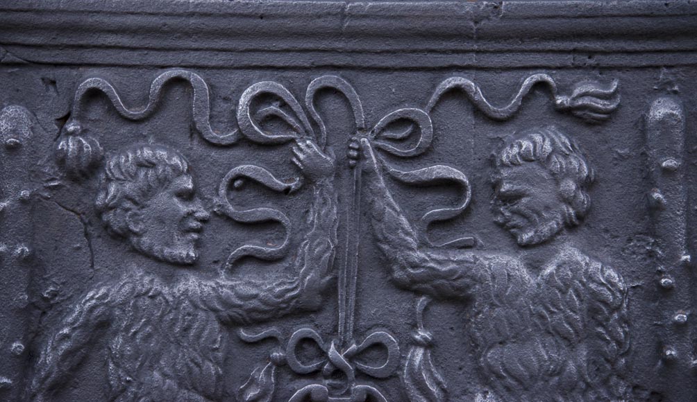 Plaque de cheminée ancienne aux deux sauvages armés de masses Plaque de cheminée ancienne aux deux sauvages armés de masses-2