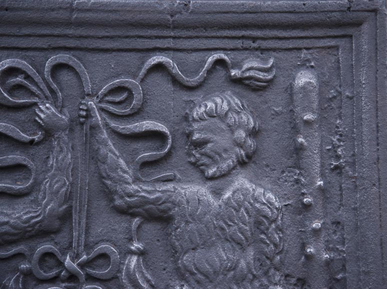 Plaque de cheminée ancienne aux deux sauvages armés de masses Plaque de cheminée ancienne aux deux sauvages armés de masses-3