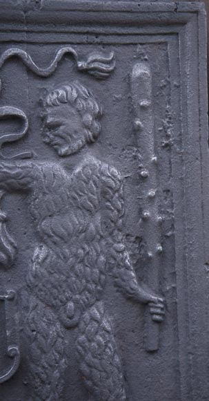 Plaque de cheminée ancienne aux deux sauvages armés de masses Plaque de cheminée ancienne aux deux sauvages armés de masses-4