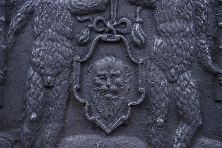 Plaque de cheminée ancienne aux deux sauvages armés de masses Plaque de cheminée ancienne aux deux sauvages armés de masses-5