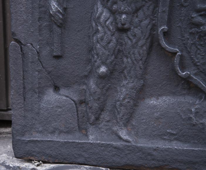 Plaque de cheminée ancienne aux deux sauvages armés de masses Plaque de cheminée ancienne aux deux sauvages armés de masses-6