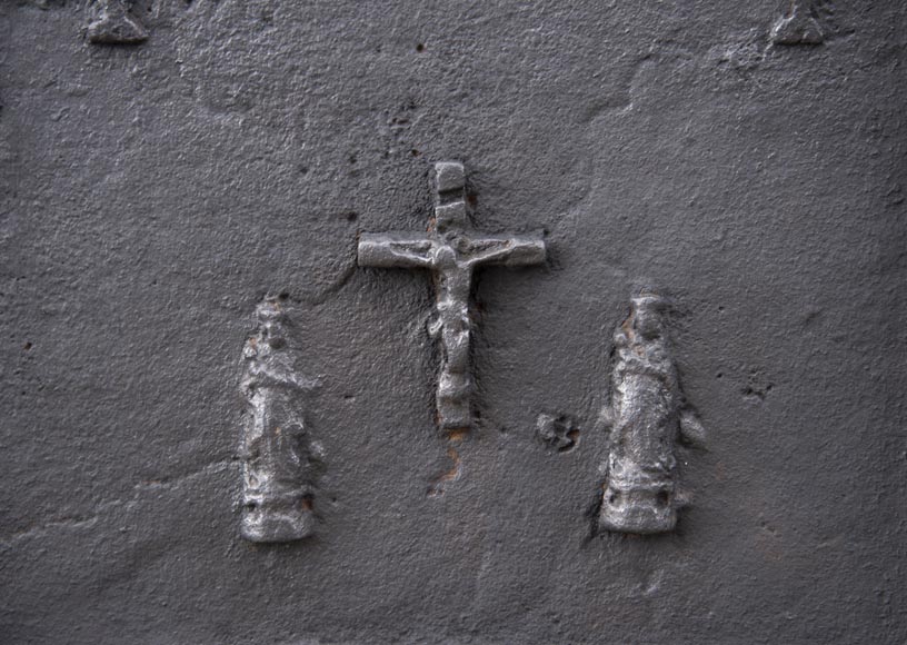 Plaque de cheminée ancienne à décor religieux Plaque de cheminée ancienne à décor religieux-2