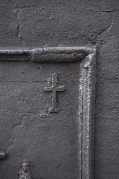 Plaque de cheminée ancienne à décor religieux Plaque de cheminée ancienne à décor religieux-3