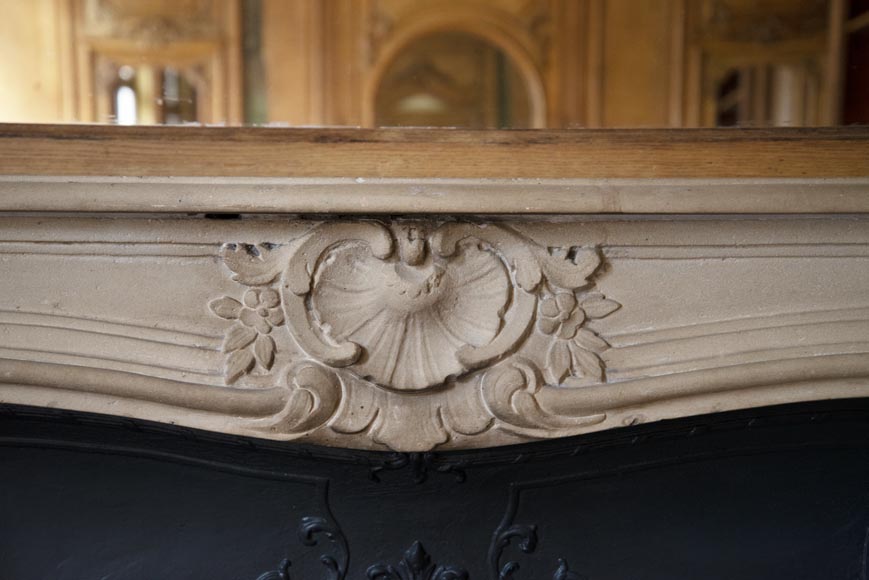 Pièce de boiserie de style Louis XV avec sa cheminée en pierre et un tableau peint par Paul Tavernier Pièce de boiserie de style Louis XV avec sa cheminée en pierre et un tableau peint par Paul Tavernier-10