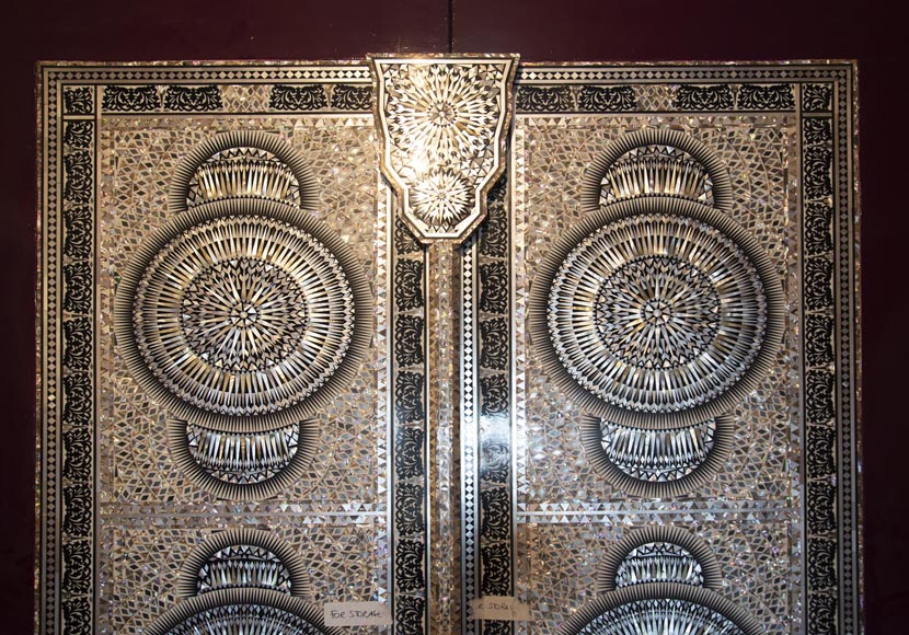 Paire de double-portes coulissantes laquées à décor de nacre Paire de double-portes coulissantes laquées à décor de nacre-2