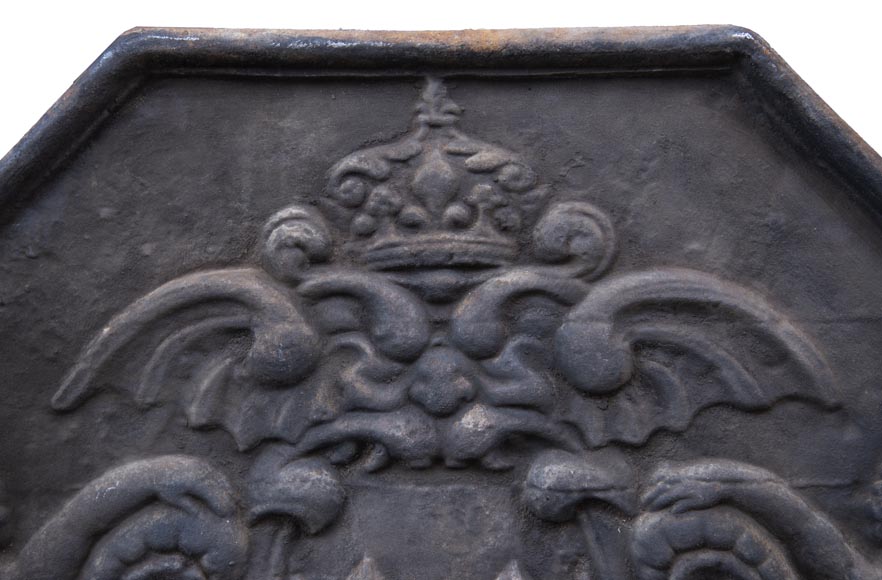 Plaque de cheminée du XXe siècle aux Armes de France et putti Plaque de cheminée du XXe siècle aux Armes de France et putti-1