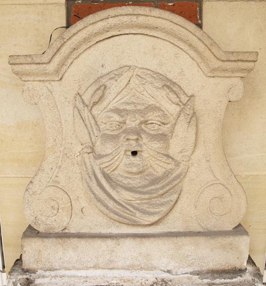 Petite fontaine murale en pierre du XIXe siècle Petite fontaine murale en pierre du XIXe siècle-1