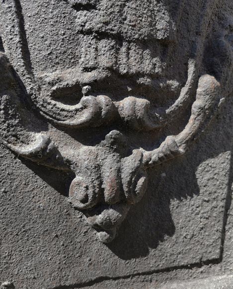 Grande plaque de cheminée du XVIIIe siècle à décor de double armoiries Grande plaque de cheminée du XVIIIe siècle à décor de double armoiries-4