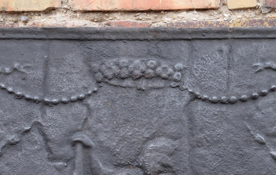 Plaque de cheminée ancienne à décor de soldat en armure, XIXe siècle Plaque de cheminée ancienne à décor de soldat en armure, XIXe siècle-1