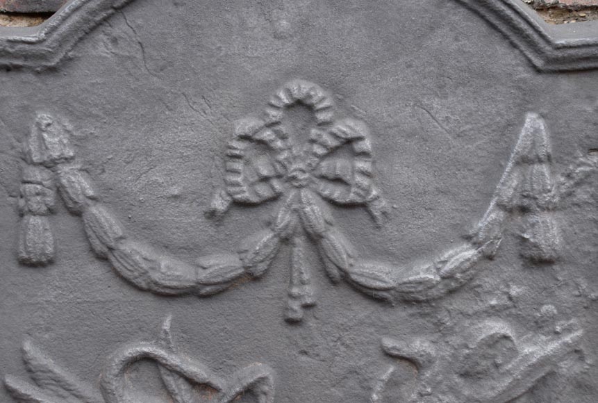 Petite plaque de cheminée en fonte de style Louis XVI au canard et au cygne Petite plaque de cheminée en fonte de style Louis XVI au canard et au cygne-1