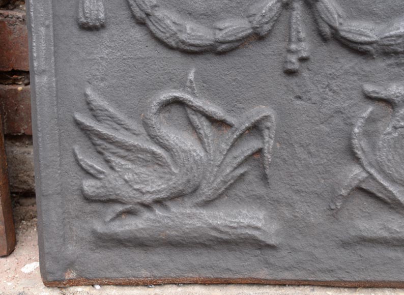Petite plaque de cheminée en fonte de style Louis XVI au canard et au cygne Petite plaque de cheminée en fonte de style Louis XVI au canard et au cygne-2