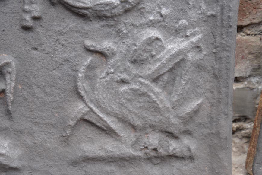 Petite plaque de cheminée en fonte de style Louis XVI au canard et au cygne Petite plaque de cheminée en fonte de style Louis XVI au canard et au cygne-3
