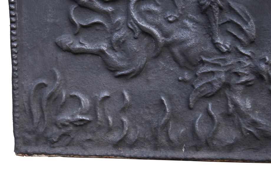 Plaque de cheminée ancienne à décor de Saint-Michel terrassant le dragon Plaque de cheminée ancienne à décor de Saint-Michel terrassant le dragon-4