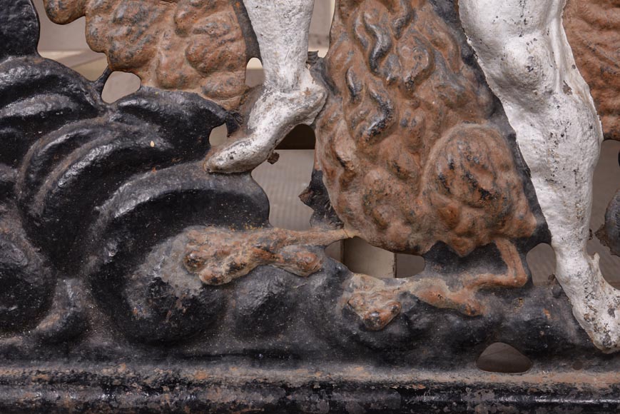 Très rare plaque de cheminée ajourée en fonte peinte  Très rare plaque de cheminée ajourée en fonte peinte